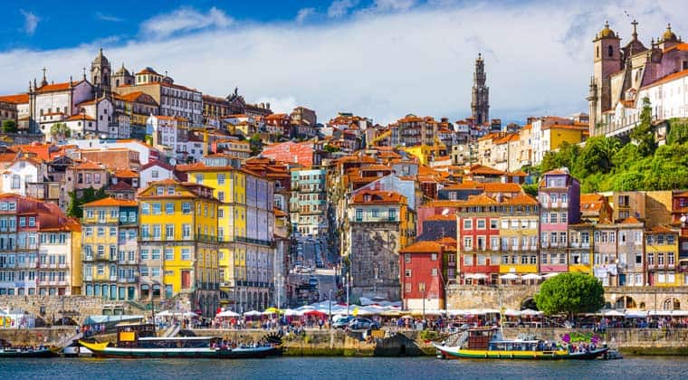 Blick auf die Altstadt von Porto in Portugal mit den bunten Häusern.