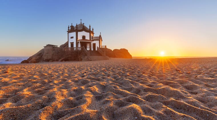 Blick auf den Strand Miramar in ca. 10 Kilometer Entfernung von Porto in Portugal. Die kleine Kapelle am Strand ist ein beliebtes Fotomotiv.