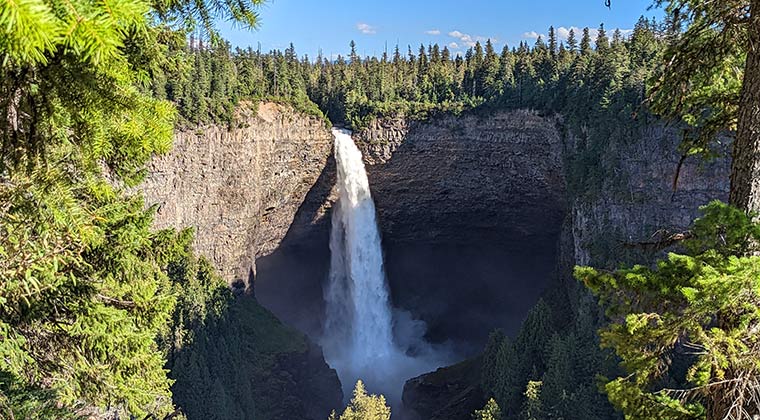 Blick auf einen imposanten Wasserfall am Murtle River und grüne Wälder, British Columbia, Kanada
