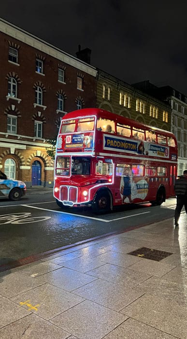 England, London, roter Bus mit Lichtern