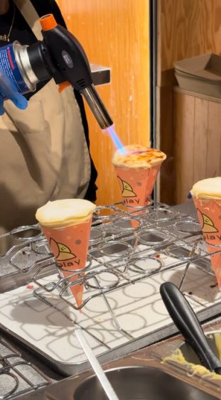 England, London, Covent Garden, Crêpe mit Creme Brûlée Füllung