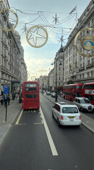 England, London, roter Doppeldeckerbus, Weihnachtsdeko, Straßenbeleuchtung