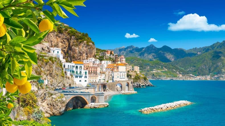 Blick auf die Stadt Amalfi an der Südwestküste Italiens.