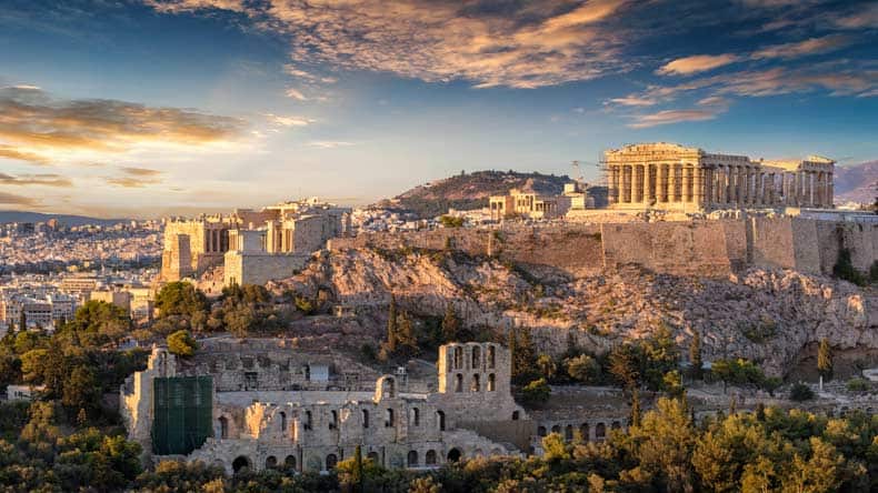 Hoch oben auf dem Hügel in Athen thront die Akropolis in Griechenland.