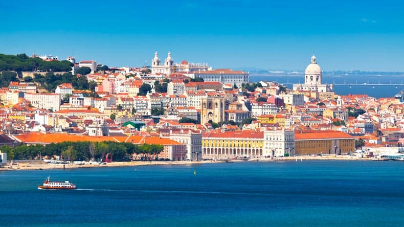 Die Hauptstadt Portugals, Lissabon, liegt direkt am Meer.