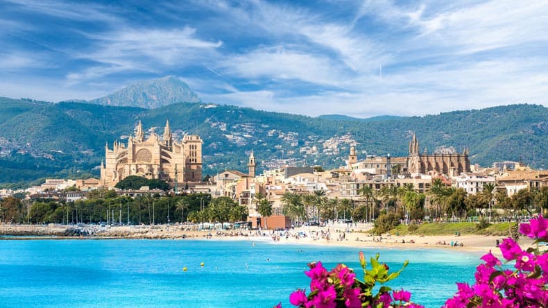 Hauptattraktion der spanischen Hafenstadt Palma de Mallorca auf der Baleareninsel ist die Kathedrale La Seu.