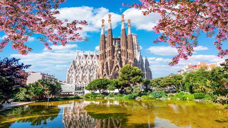 Ein Frühlingstag mit Blick auf die wunderschöne Sagrada Familia in Barcelona, Spanien