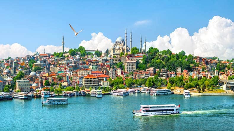 Blick auf die Blaue Moschee und die Stadt Istanbul vom Wasser aus, Türkei