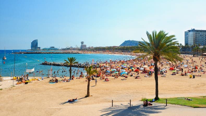 Der Strand von Barcelona in Spanien - Meer, Palmen & Badegäste