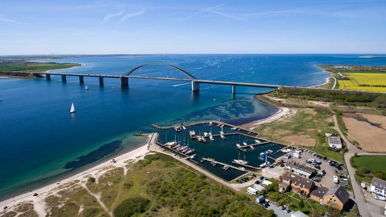 Die 963 Meter lange Fehmarnsundbrücke verbindet die deutsche Ostseeinsel Fehmarn mit dem Festland.