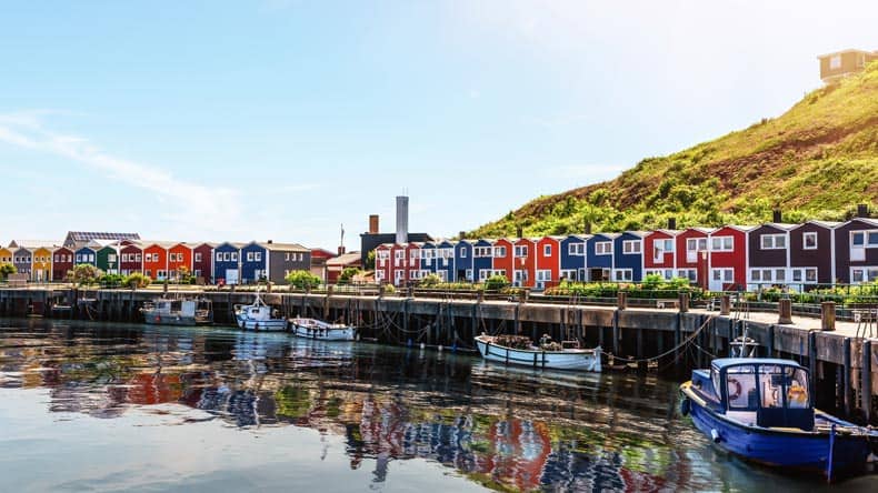 Die bunten Hummerbuden im Hafen der Nordseeinsel Helgoland sind heute eine Touristenattraktion.