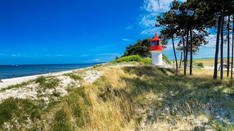 Die Ostseeinsel Hiddensee hat gleich zwei Leuchttürme. Hier der kleinere der beiden - der Leuchtturm Gellen.