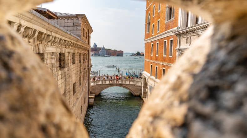 Italien, Venedig, Seufzerbrücke mit Blick auf das Meer