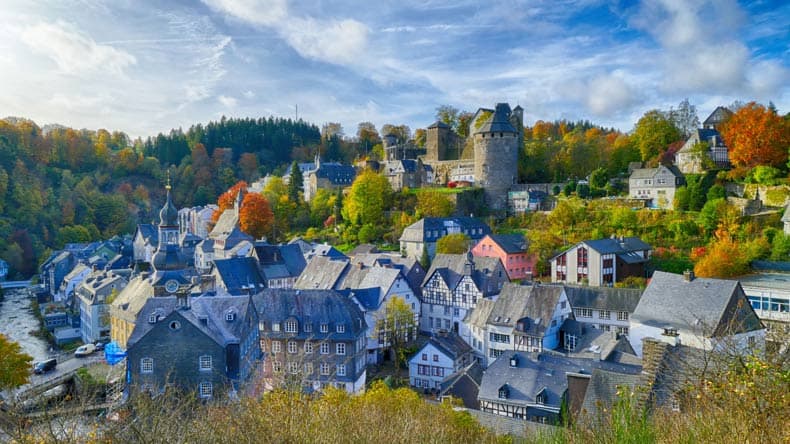 Monschau an der Rur in der Eifel ist vor allem für seine schöne Altstadt bekannt.