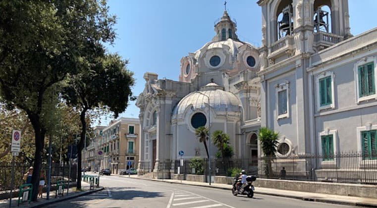 Blick auf die Straßen der Hafenstadt Messina im Nordosten Siziliens.