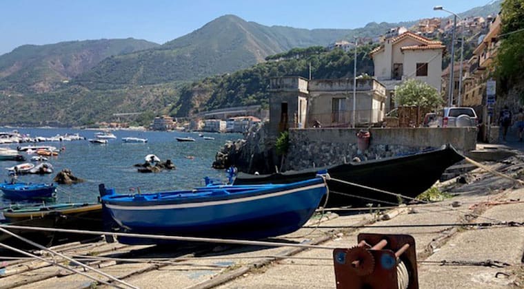 Der Fischerort Scilla an der Costa Viola im Süden Kalabriens in Italien.