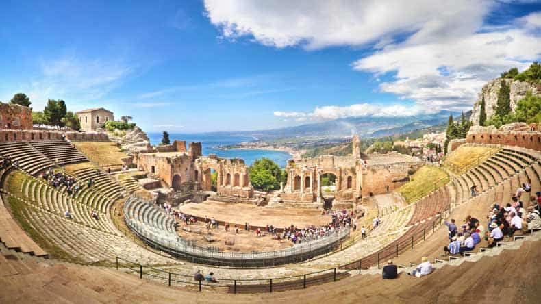 Blick auf ein griechisches Theater in Taormina, Sizilien