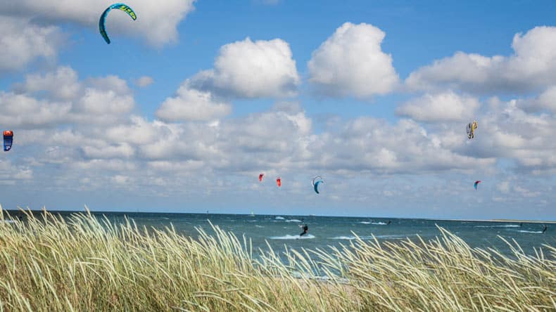 Herrlicher Blick auf das Meer und die begeisterten Kitesurfer, Sylt, Deutschland