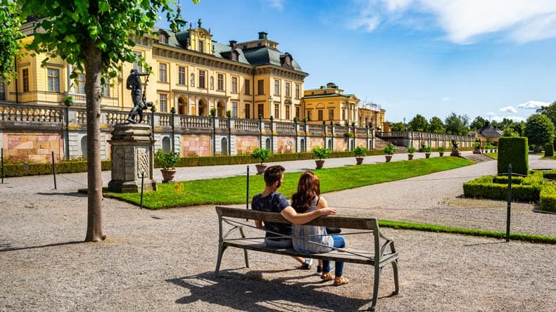 Blick auf das Schloss Drottningholm und den schönen Park, Stockholm, Schweden