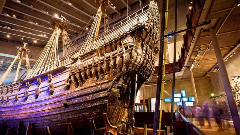 Blick auf das Kriegsschiff Vasa im Vasa Museum in Stockholm, Schweden