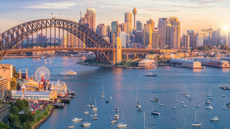 Blick auf die Skyline von Sydney mit der berühmten Harbour Bridge, Sydney, Australien.