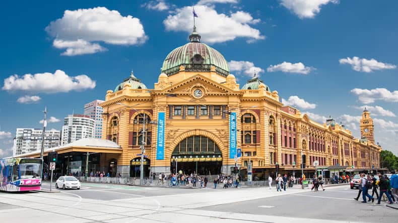 Blick auf den ältesten Bahnhof Australiens in der Flinders Street, Melbourne, Australien.