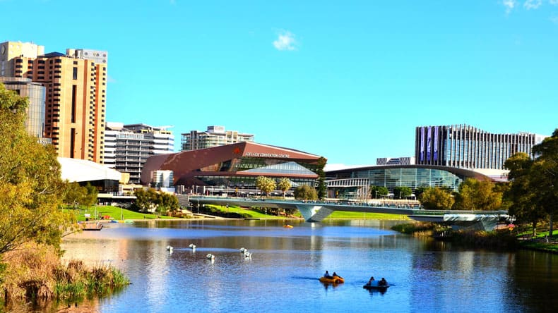 Panoramablick auf den Adelaide River mit seinen Sehenswürdigkeiten, Adelaide, Australien.