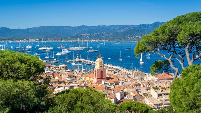 Blick auf die Altstadt und den Jachthafen von Saint-Tropez von der Festung auf dem Hügel aus, Frankreich