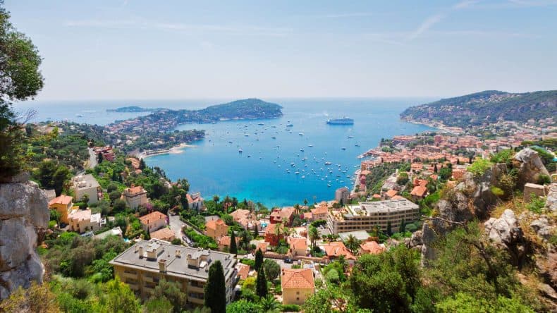 Blick auf die wunderschöne Landschaft der Riviera-Küste der Côte d'Azur, Frankreich