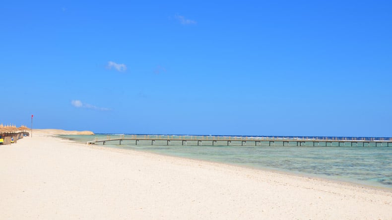 Die hoteleigenen Hausriffs in Marsa Alam erreichst du in der Regel über einen langen Steg.