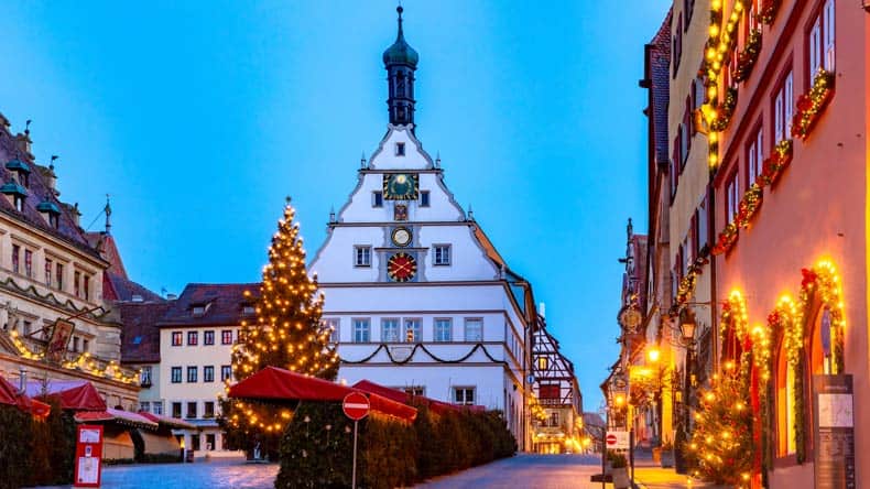 Rothenburg ob der Tauber Marktplatz mit geschmückten Lichtern