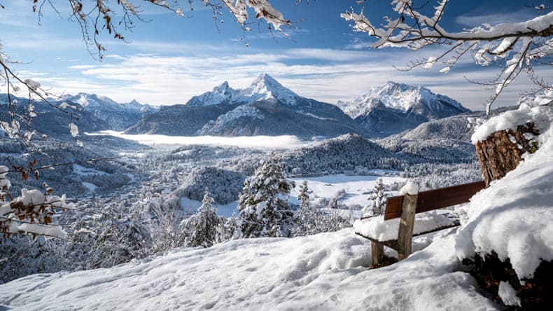 Verschneiter Anblick auf das Berchtesgadener Land und die Bergpanoramen.