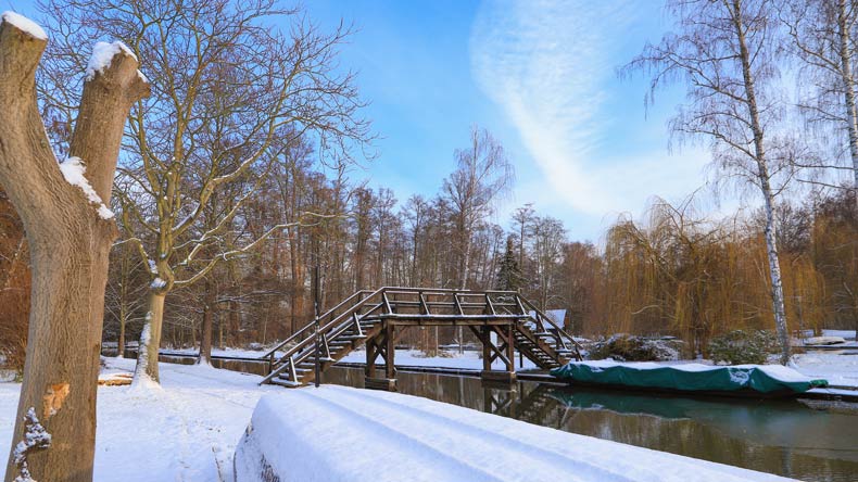 Spreewald: Brücke in Lübbenau im verschneiten Winter