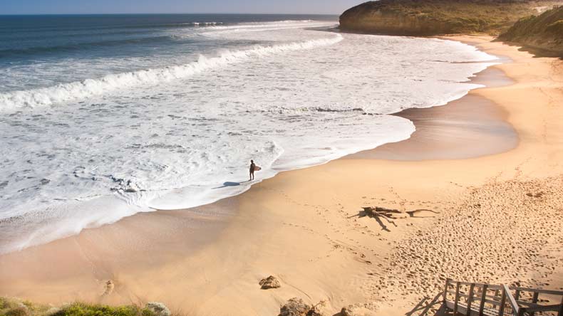 Einsamer Surfer am bekannten Surfstrand Bells Beach im Süden Australiens.