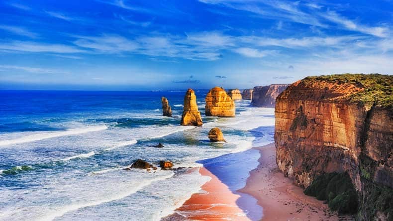 Die imposanten Felsen, Twelve Apostles,entlang der Great Ocean Road in Australien, ragen aus dem Meer hervor.