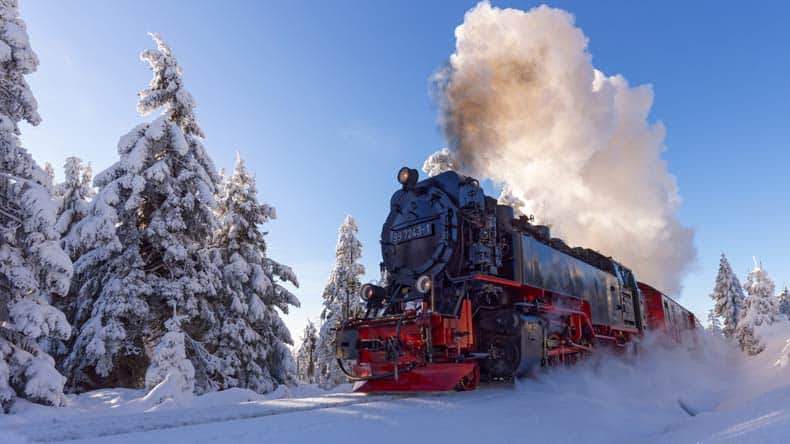 Die Harzer Schmalspurbahn inmitten schneebedeckten Tannen