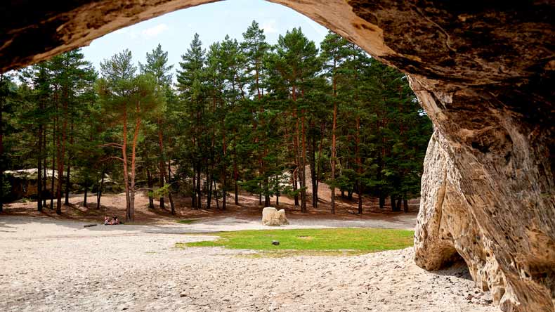 Blick auf die Sandsteinhöhle in Blankenburg, Harz, Deutschland