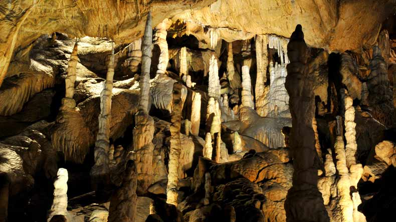 Blick auf die Tropfsteinhöhle (Baumannshöhle) in Rübeland, Deutschland