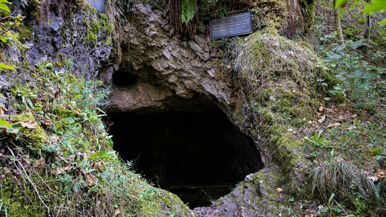 Höhle am Großen Hermannstein am Kickelhahn bei Ilmenau, Deutschland
