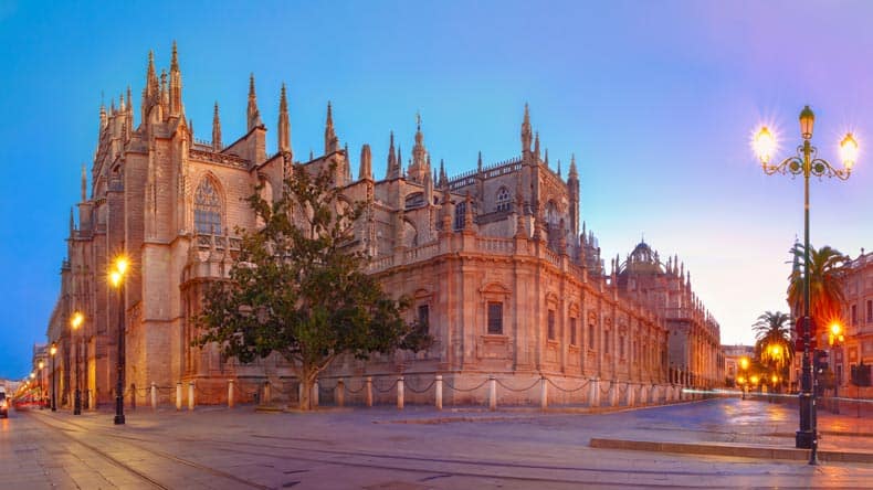 Die imposante Kathedrale von Sevilla in Spanien zählt zu den größten Kirchen der Welt.