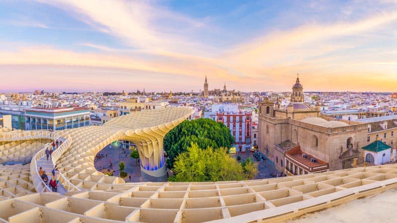 Der Metropol Parasol in Sevilla ist die größte Holzkonstruktion der Welt.