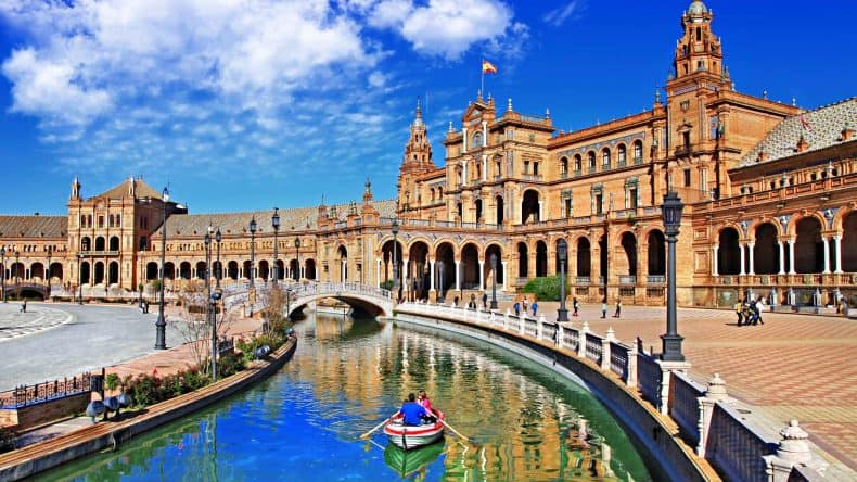Blick auf den Platz Plaza de España in Sevilla. Eine der Sehenswürdigkeiten der Stadt.