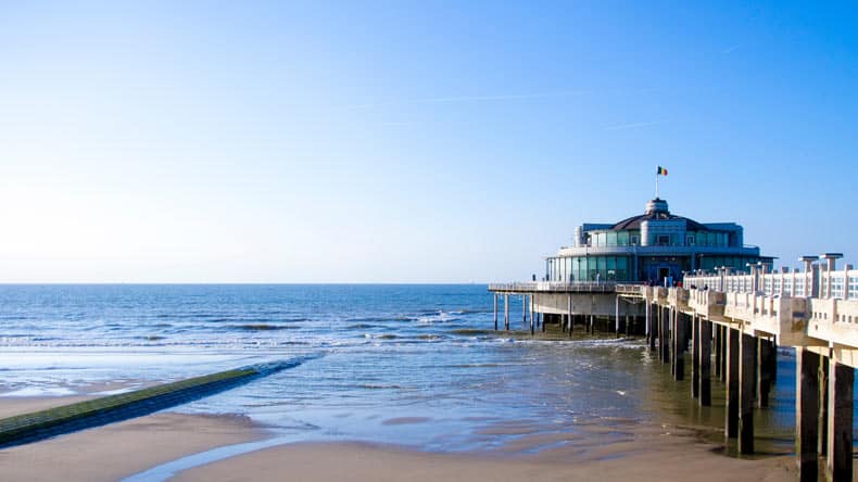 Das Seebad Blankenberge mit Blick auf die Seebrücke und das Restaurant direkt am Meer, Belgien.