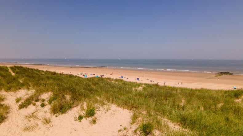 Blick auf den wunderschönen Strand von Bredene an der belgischen Küste, Belgien.