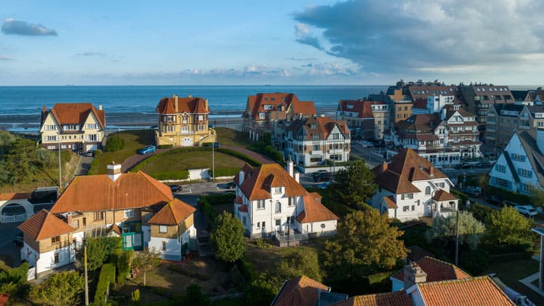 Blick auf die Stadt De Haan an der belgischen Nordseeküste, Belgien.