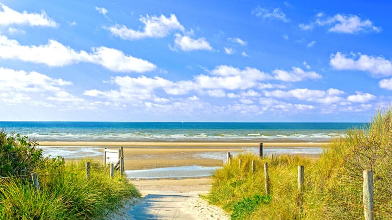 Blick auf den schönen Strand von De Panne und das Meer an der Flämischen Küste, Belgien