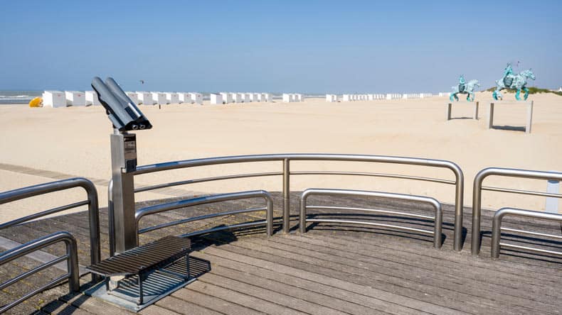 Pferdestatue und Strandhütten am Strand von Oostduinkerke an der belgischen Küste