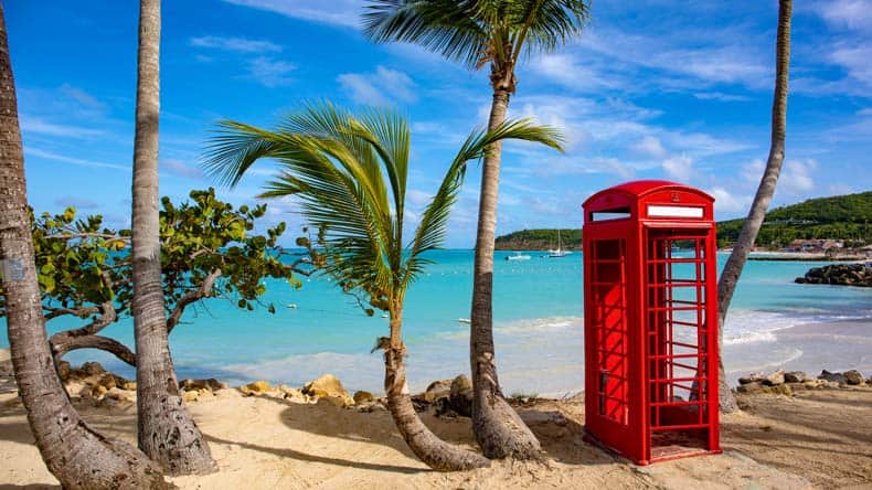 Der Coconut Grove Beach auf der Karibikinsel Antigua mit roter Telefonzelle.