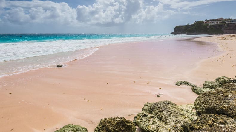Blick auf den rosafarbigen Sand am Crane Beach auf der Karibikinsel Barbados.