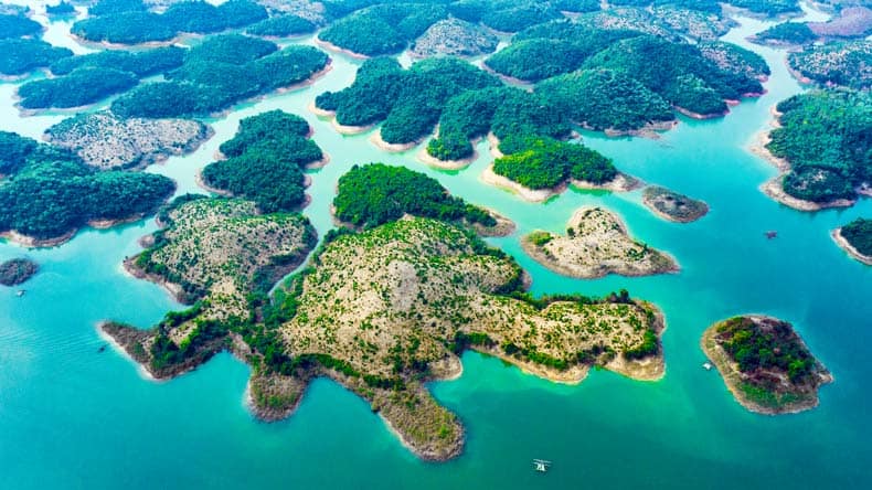 Blick aus der Vogelperspektive auf eine grüne Inselgruppe in Nordlaos